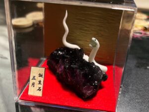 白蛇誕生石