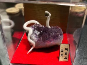 白蛇誕生石