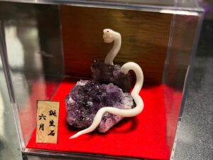 白蛇誕生石