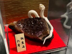 白蛇誕生石