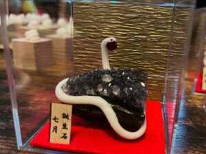 白蛇誕生石
