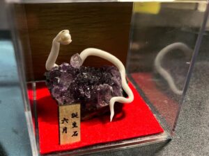 白蛇誕生石