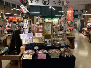 納品