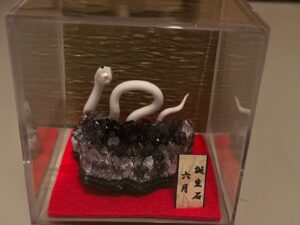 白蛇誕生石