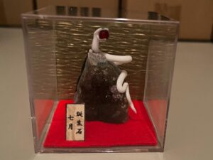 白蛇誕生石