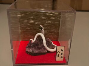 白蛇誕生石