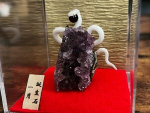 白蛇誕生石