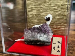 白蛇誕生石
