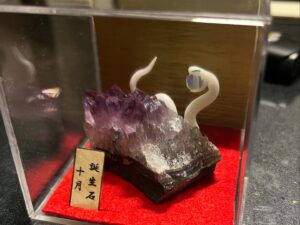 白蛇誕生石