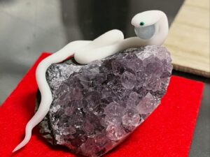 白蛇誕生石