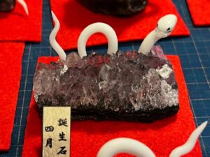 白蛇誕生石
