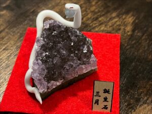 白蛇誕生石