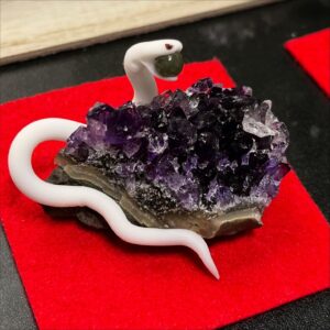 白蛇誕生石