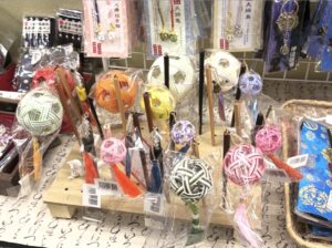 納品