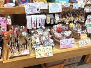 納品