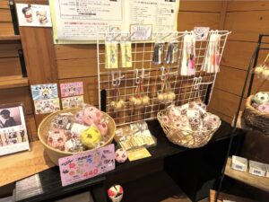 納品