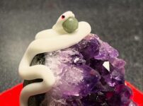 白蛇誕生石