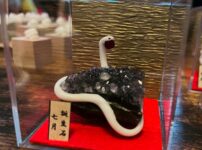 白蛇誕生石