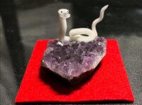 白蛇誕生石